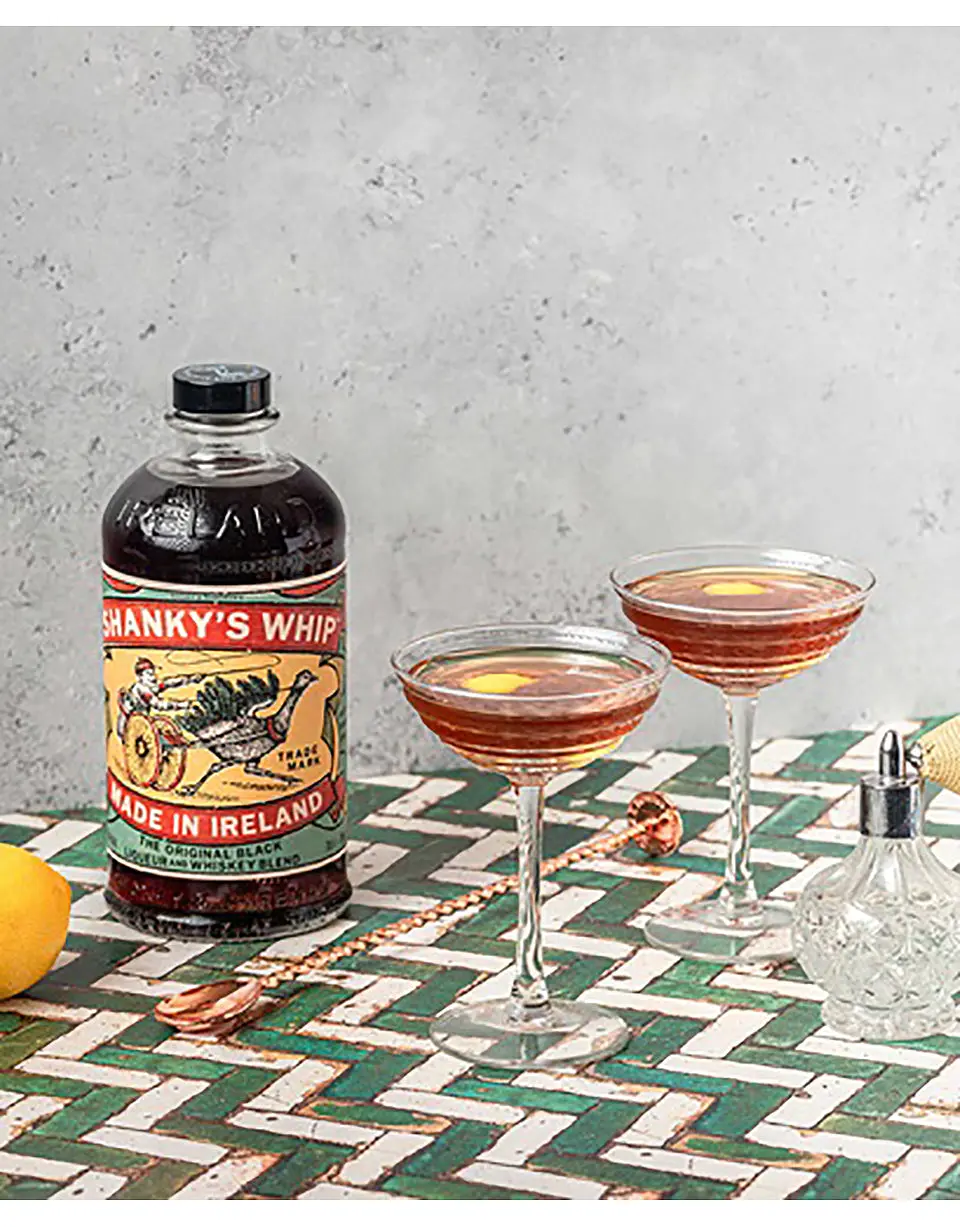 Shanky's Whip Irish Whiskey with 4 Little Glasses - Image 3